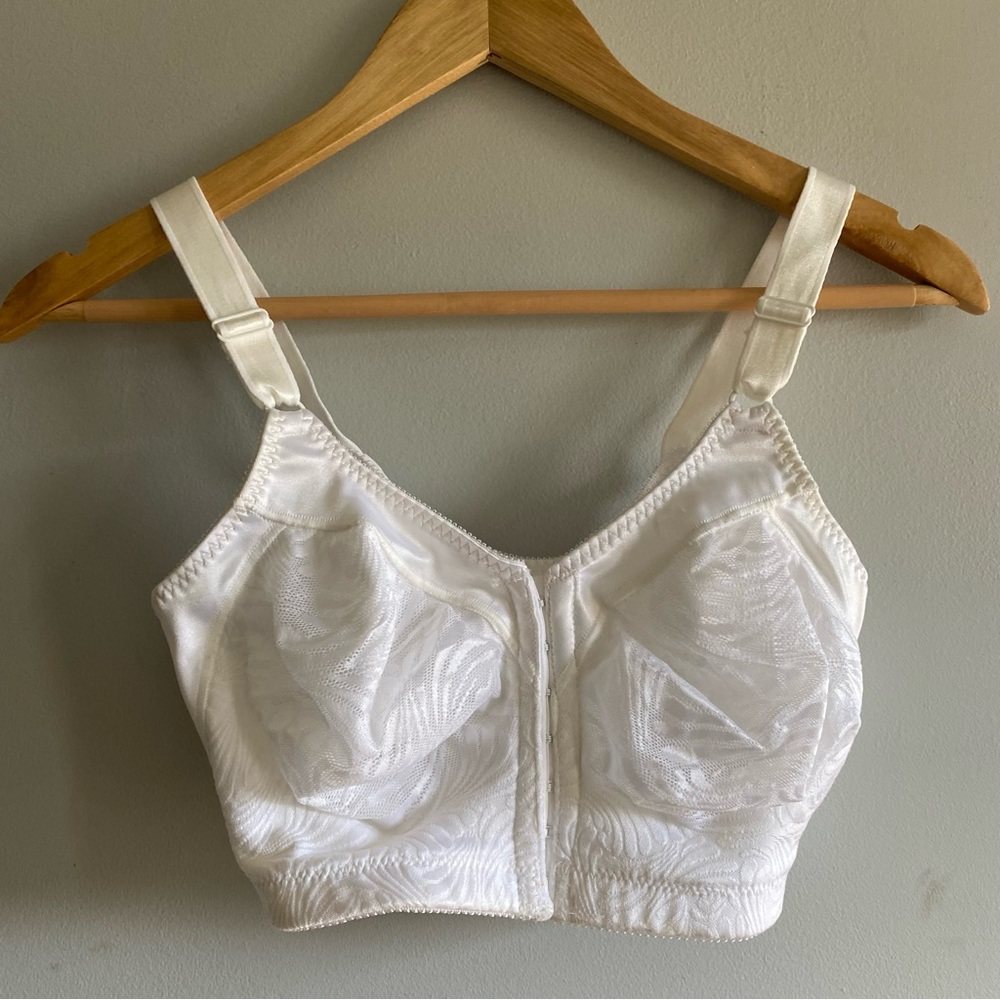 Bali 1003 tagless wire free front closure bra in white lace mesh size 34DDD